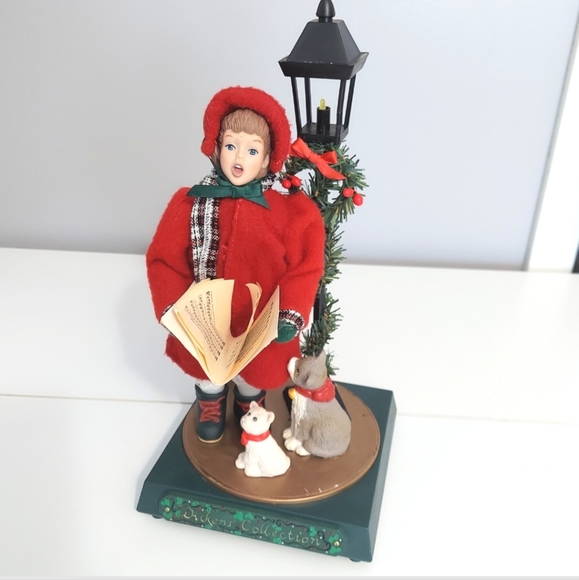 Vtg Dickens Collection Christmas Caroler Girl Musical Lighted Lamp Post Dog Cat - Picture 1 of 13